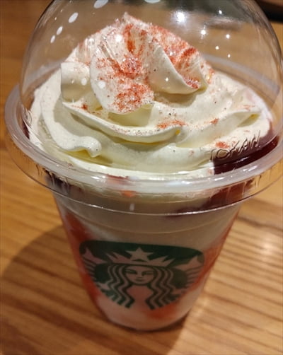 スターバックスのストロベリーメリークリームフラペチーノ