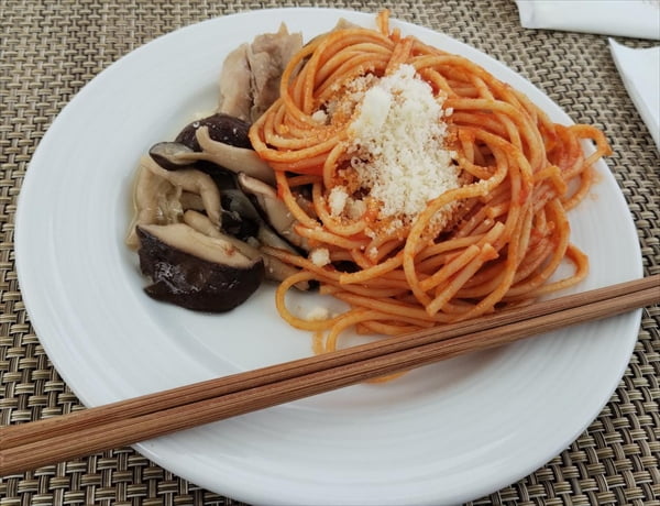 キノコのソテー、とりにく、トマトパスタ